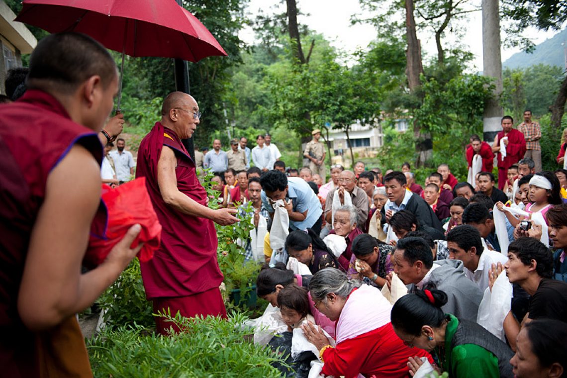2010 08 16 01Circuit House Mandi Meeting Local Tibetans Stop Over Lunch