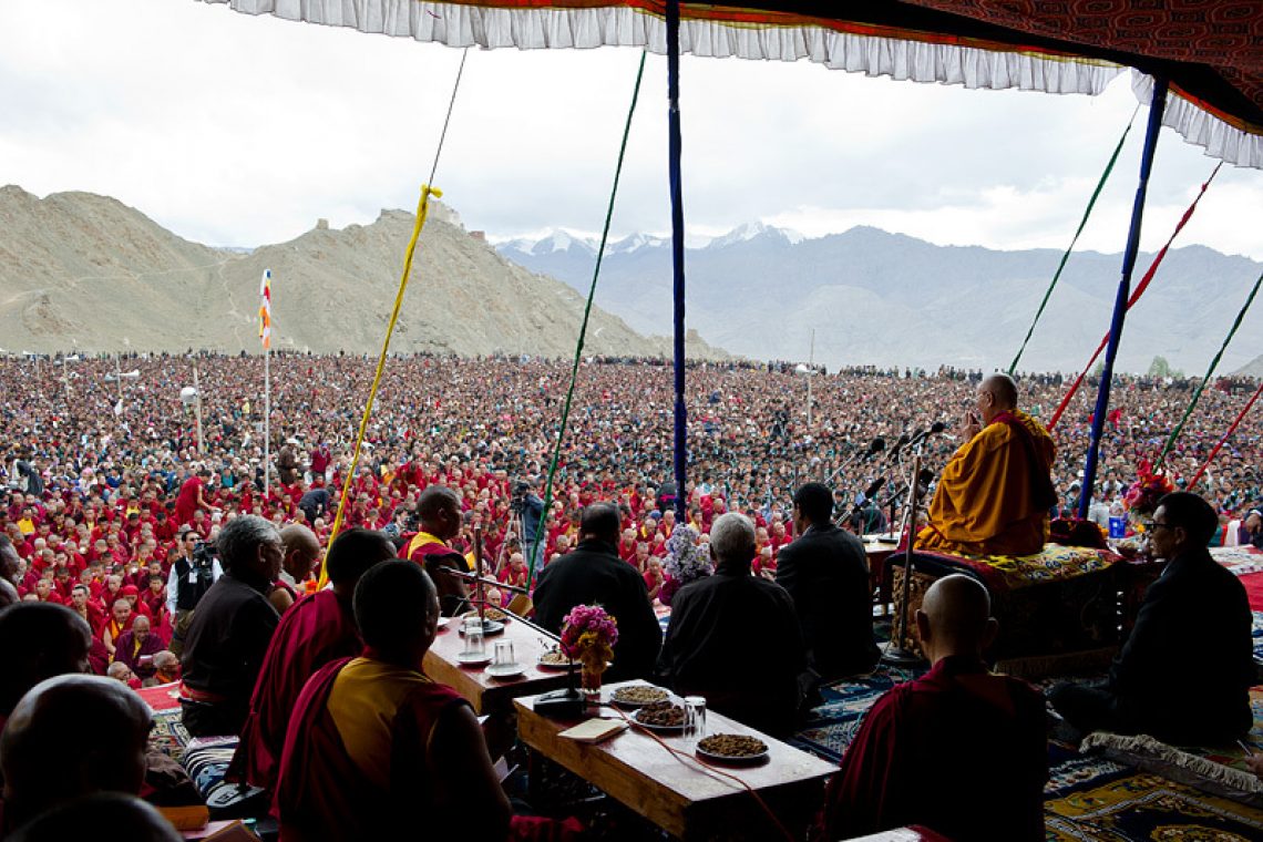 2010 09 13 10 Hh Greets Crowd Gathered For Prayer Lamdon School Leh 25000 People Gathered